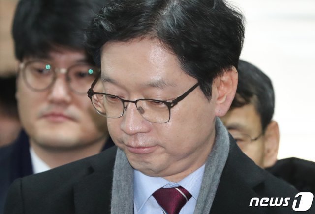 ‘드루킹’ 김동원씨 일당에게 포털사이트 댓글 조작을 지시한 혐의로 재판에 넘겨진 김경수 경남도지사(52)에 대해 법원이 실형을 선고하고 법정에서 구속했다. 2019.1.30/뉴스1 © News1