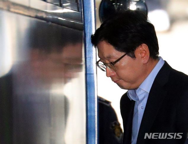 사진=컴퓨터등장애업무방해 등 혐의에 대한 1심 선고공판에서 징역 2년을 선고받고 법정 구속된 김경수 경남도지사가 호송차에 오르고 있다(뉴시스)