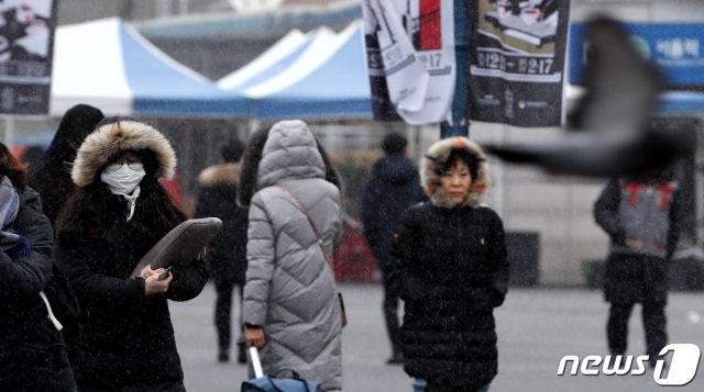 중부지방 곳곳에 약한 눈발이 날린 21일 오후 중구 봉래동 서울역 광장을 지나는 시민들이 발걸음을 재촉하고 있다. 2019.1.21/뉴스1 © News1