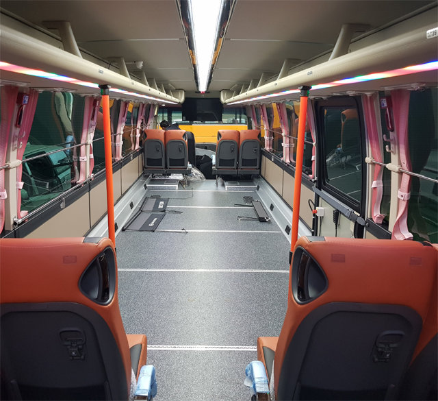 30일부터 운행에 들어간 장애인 이동 전용버스인 ‘나래버스’ 내부. 47인승 버스를 휄체어 8인석과 일반석 17인석으로 개조했다. 부산장애인총연합회 제공