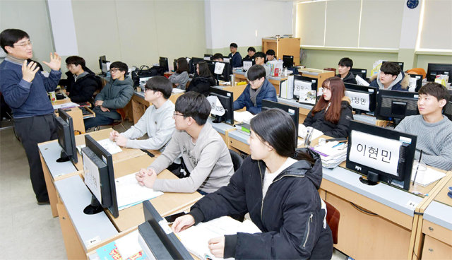 영진전문대의 일본 글로벌 네트워크 전문기업 ㈜아이에스에프넷 협약반 학생들이 24일 본관 강의실에서 겨울방학 특강을 듣고 있다. 영진전문대 제공