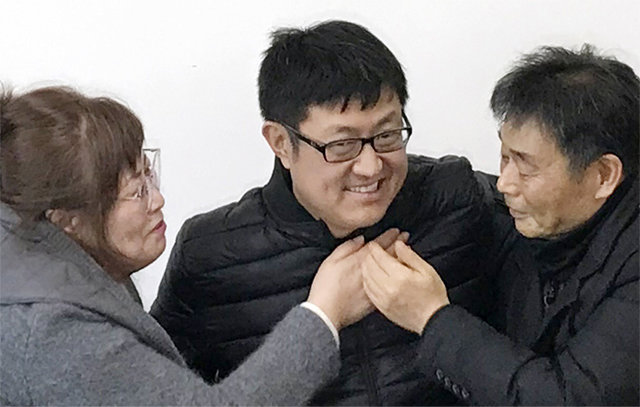 김태형 씨(가운데)가 30일 대구지방경찰청에서 아버지 김진호 씨(오른쪽), 어머니 김정희 씨(왼쪽)와 처음 만나 기뻐하고 있다. 대구=뉴시스