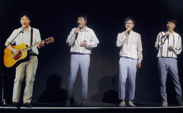 지난해 8월 서울 용산구의 한 공연장에서 그룹 ‘스윗소로우’가 가수 고 유재하의 홀로그램(왼쪽)과 함께 노래하는 모습. KT 제공