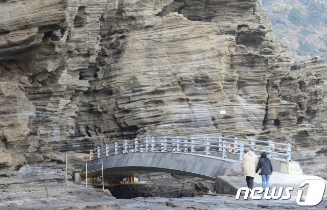 지난 2016년 6월 5억7000만원의 예산을 들여 설치된 교량. 하지만 제주도감사위는 “주변 환경사업과 경관에 부합하지 않는다”며 그해 10월 추가보수를 주문했지만 여전히 방치돼 있다. 2017.11.21/뉴스1 © News1