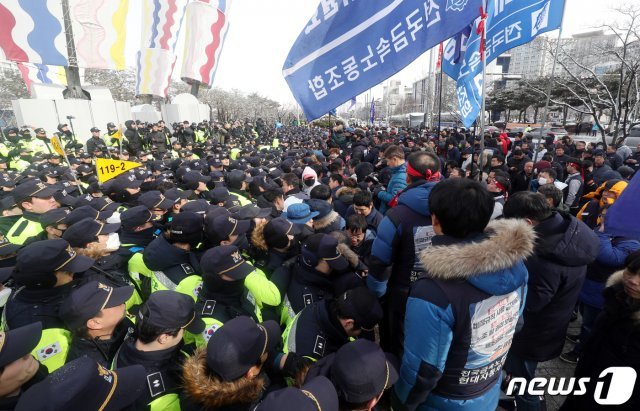 31일 오후 광주시청에서 광주시와 현대자동차공장 투자협약식이 진행되는 가운데 청사 앞에서 금속노조 조합원들이 광주형 일자리를 반대 결의대회 중 경찰통제선을 뚫고 청사로 진입을 시도하고 있다. © News1