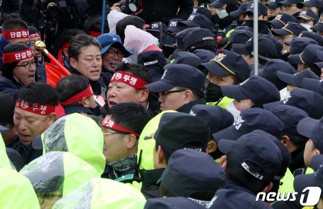 31일 오후 광주시청에서 광주시와 현대자동차공장 투자협약식이 진행되는 가운데 청사 앞에서 금속노조 조합원들이 광주형 일자리를 반대 결의대회 중 경찰통제선을 뚫고 청사로 진입을 시도하고 있다. © News1