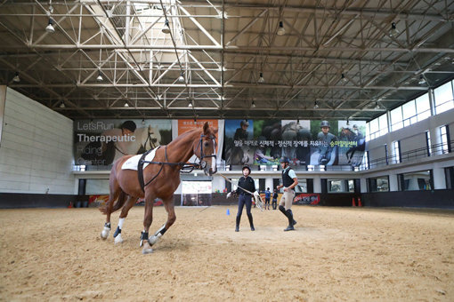 승용마 조련 분야 교육 모습.