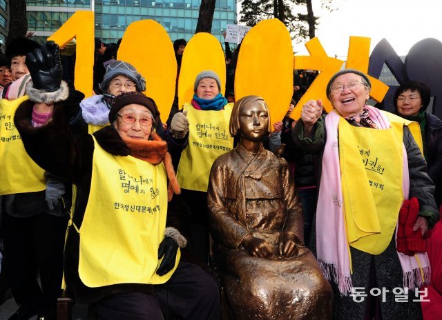 2011년 11월 21일 1000차 수요집회에 참석한 모습. 이날은 평화의 소녀상 제막식이 함께 열렸다. 양회성 기자