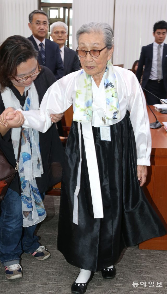2013년 10월 14일 국회에서 열린 외교부 국정감사장에 참고인으로 출석해 일본군 만행을 규탄 한 뒤 나오는 모습. 이훈구 기자