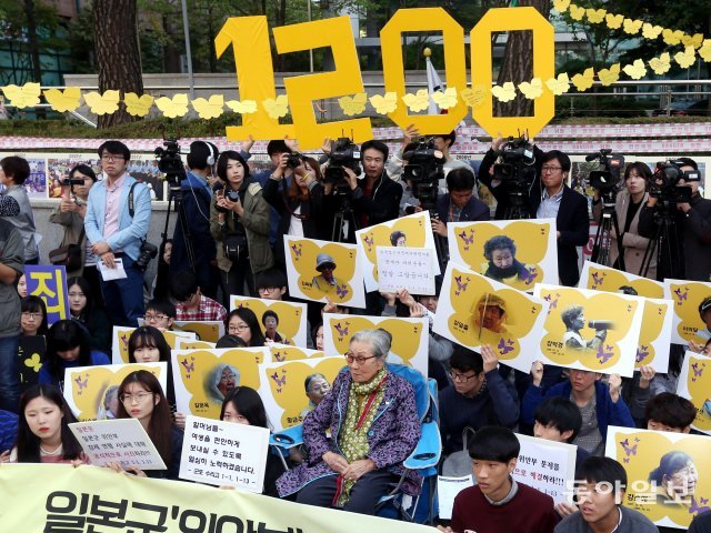 2015년 10월 14일 1200차 수요집회에 참석한 모습. 최혁중 기자