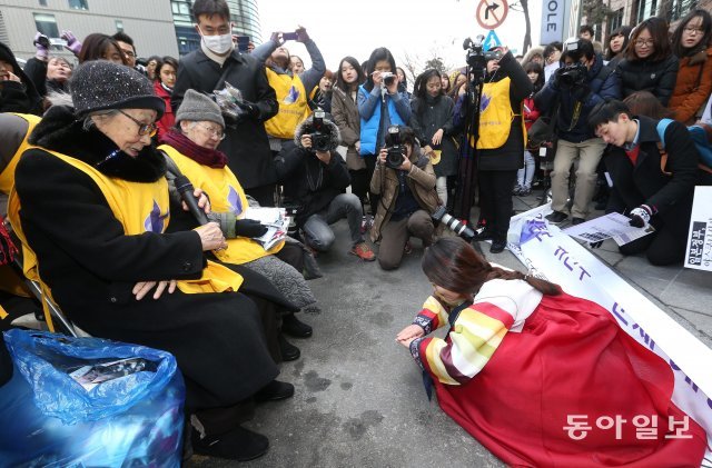 2014년 1월 1일 열린 수요집회에서 한 참석자가 절을 하고있다. 김재명 기자