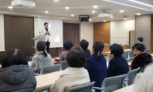 자생한방병원 이진호 병원장이 강남자생봉사단원들을 대상으로 무릎관절 건강강좌를 진행하고 있다.