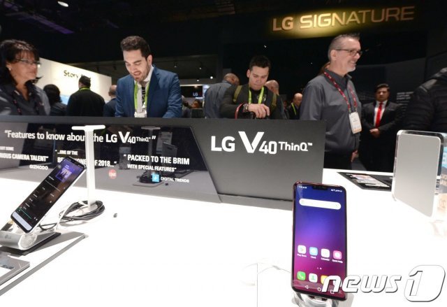 8일(현지시간) 미국 라스베이거스에서 열린 국제 전자제품 박람회 ‘CES 2019’ LG전자 전시관을 찾은 관람객들이 전략 스마트폰 ‘LG V40 씽큐’를 체험하고 있다. (LG전자 제공)