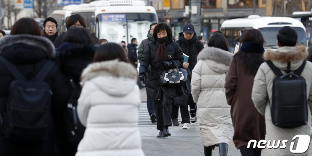 전국적으로 기온이 크게 떨어진 24일 오전 서울 세종대로 광화문광장에서 시민들이 발걸음을 재촉하고 있다. 2019.1.24/뉴스1 © News1