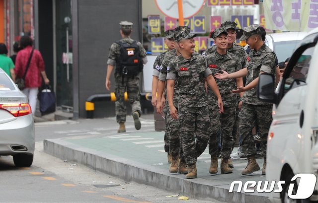 국방부가 병사들을 대상으로 일과 후 평일외출 제도 시범 실시를 시작한 20일 경기도 김포 마송사거리에서 외출 나온 해병대 2사단 병사들이 즐거워 하고 있다. 2018.8.20/뉴스1