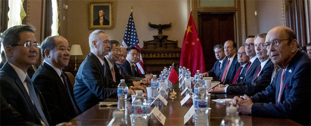 로버트 라이트하이저 미국무역대표부(USTR) 대표(오른쪽에서 두 번째)와 류허 중국 부총리(왼쪽에서 세 번째)가 지난달 30일 
미국 워싱턴 백악관 회의실의 책상에 마주 앉아 있다. 두 사람이 이끄는 미중 고위급 무역협상단은 이날부터 이틀간 중국의 지식재산권
 보호, 외환시장 개입 등을 주제로 협상을 벌인다. 워싱턴=AP 뉴시스