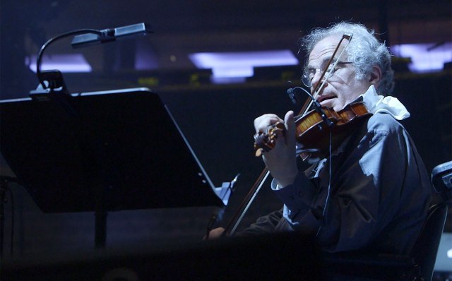 ‘이차크의 행복한 바이올린’에서 빌리 조엘의 콘서트에 출연한 이츠하크 펄먼. 영화사 진진
