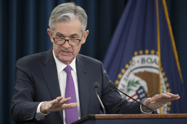 제롬 파월 미국 연방준비제도 의장이 지난달 30일(현지 시간) 연방공개시장위원회(FOMC) 정례회의가 끝난 뒤 기자회견을 갖고 있다. FOMC는 만장일치로 기준금리를 동결했다. 워싱턴=AP 뉴시스