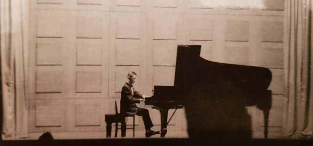 백건우의 인생을 바꿔 놓은 바로 그 연주회. 15세 때 미국 뉴욕 카네기 리사이틀홀에서 열린 드미트리 미트로폴리스 콩쿠르 연주 장면. 이 콩쿠르에서 세계적인 지휘자 레너드 번스타인의 눈에 띄면서 백건우는 미국에서 피아노 공부를 할 수 있게 됐다. 사진제공 백건우