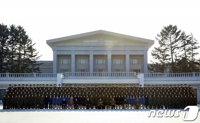 김정은 북한 국무위원장이 지난 31일 노동당 중앙위원회 청사에서 중국 방문 공연을 마치고 돌아온 친선 예술 대표단과 기념사진을 찍었다고 노동신문이 1일 보도했다.(노동신문) 2019.2.1/뉴스1 © News1