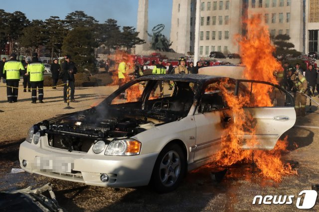1일 오전 8시52분쯤 서울 영등포구 국회의사당 앞 잔디마당에서 승용차에 화재가 발생했다. 2019.2.1/뉴스1 © News1