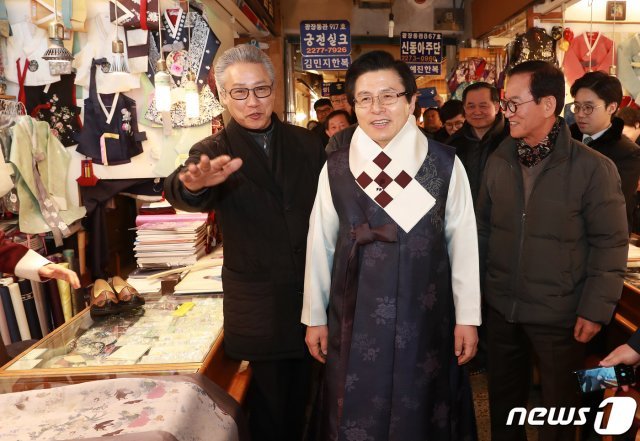 자유한국당 당대표 선거에 출마한 황교안 전 국무총리가 31일 오후 서울 종로구 광장시장을 방문해 한복을 입고 상인들과 함께 매장을 둘러보고 있다. 2019.1.31/뉴스1 © News1