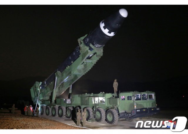 북한의  대륙간탄도미사일(ICBM)급 ‘화성-15형’  미사일을 실은 이동식 발사대 차량 (노동신문) 2017.11.30/뉴스1 © News1