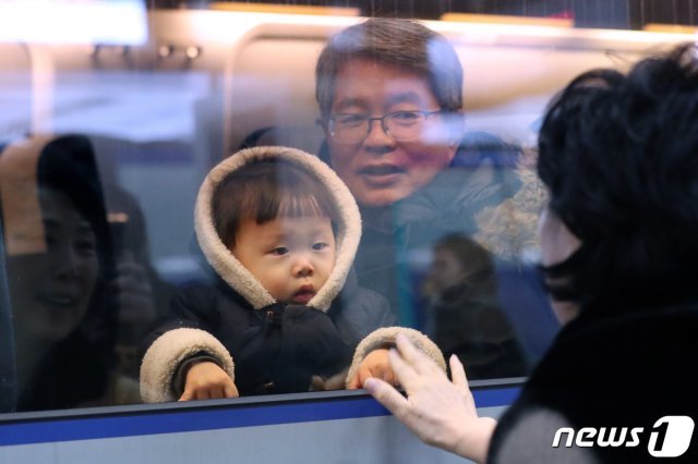 설 연휴를 하루 앞둔 1일 서울 용산구 용산역 승강장에서 귀성열차에 오른 어린이가 가족과 인사하고 있다. © News1