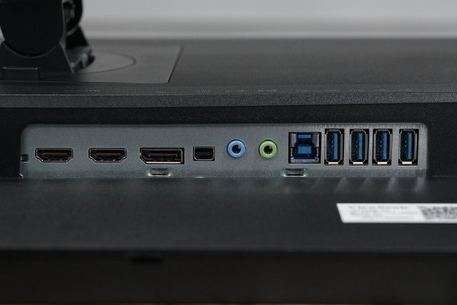 HDMI와 디스플레이 포트 외에도 USB 단자도 제공한다(출처=IT동아)