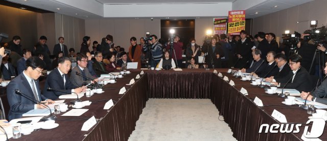 박능후 보건복지부 장관이 1일 서울 중구 플라자 호텔에서 열린 ‘2차 국민연금기금운용위원회’에서 모두발언을 하고 있다. 이날 회의에서는 국민연금의 한진그룹에 대한 경영 참여 여부에 대한 최종 결론을 내릴 예정이다. © News1