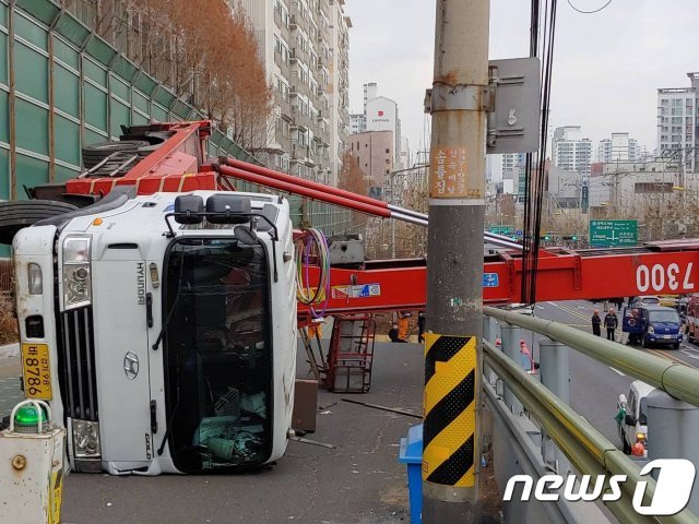 1일 오후 서울 마포구 창전동에서 이삿짐 사다리 차량이 옆으로 쓰러지면서 전신주 고압선을 덮치는 사고가 났다. 이 사고로 인접지역에 불이 났고 일대가 정전되면서 시민들이 불편을 겪었다. 2019.2.1/뉴스1 © 뉴스1