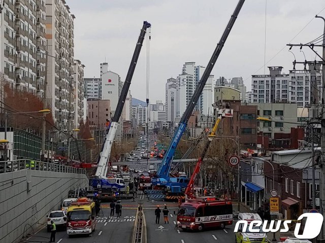 1일 오후 서울 마포구 창전동에서 이삿짐 사다리 차량이 옆으로 쓰러지면서 전신주 고압선을 덮치는 사고가 났다. 이 사고로 인접지역에 불이 났고 일대가 정전되면서 시민들이 불편을 겪었다. 2019.2.1/뉴스1 © 뉴스1