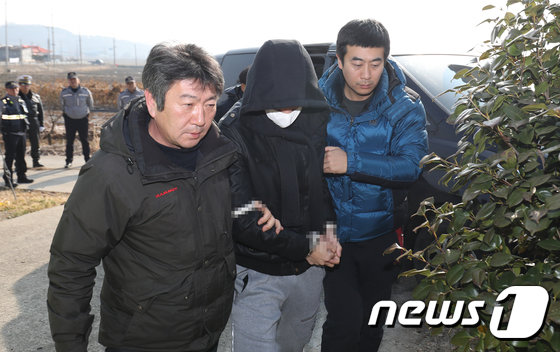 서천 친부 살해 피의자(가운데)가 현장 검증을 위해 살해한 아버지 집으로 가고 있다. © News1