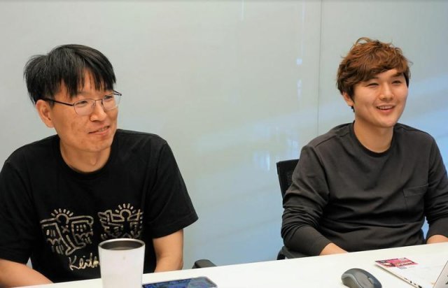 인터뷰에 응하는 이석PD(좌)와 한동규 팀장(우) / 게임동아 제공