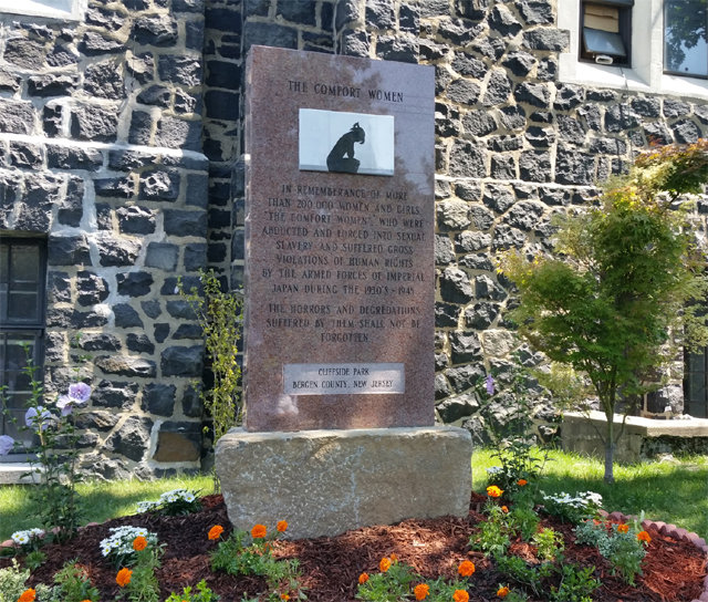 2017년 미국 뉴저지주 버건 카운티 법원 앞에 세워진 일본군 위안부 피해자
기림비. 저자는 “이 문제가 한일 양국의 기억을 넘어 보편적 인권의 문제로 기억되기 시작했다는 징표”라고 봤다.