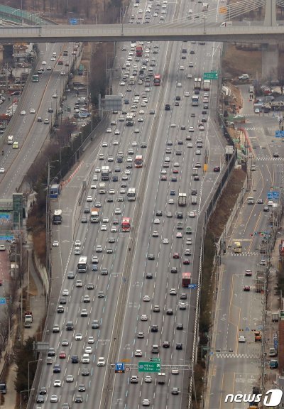 설 명절 연휴를 앞둔 1일 오후 경부고속도로 신갈IC 부근에서 귀성길에 오른 차량들이 서울을 빠져나가고 있다. 2019.2.1/뉴스1 © News1