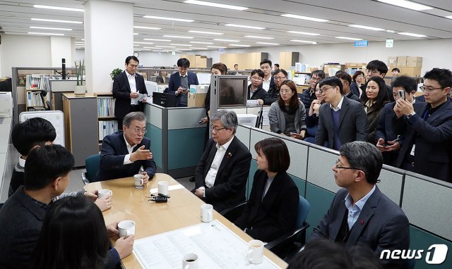 문재인 대통령이 11일 오후 세종시 정부세종청사 고용노동부에서 2019년 업무보고를 마친후 고용노동부 내 근로기준정책과를 방문해 직원들과 대화를 나누고 있다. (청와대 제공) 2018.12.11/뉴스1 © News1