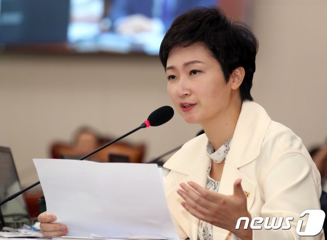 이언주 바른미래당 의원이 22일 서울 여의도 국회에서 열린 산업통상자원중소벤처기업위원회의 대한무역투자진흥공사, 한국무역보험공사, 한국산업단지공단, 한국산업기술진흥원 등에 대한 국정감사에서 질의를 하고 있다. 2018.10.22/뉴스1 © News1