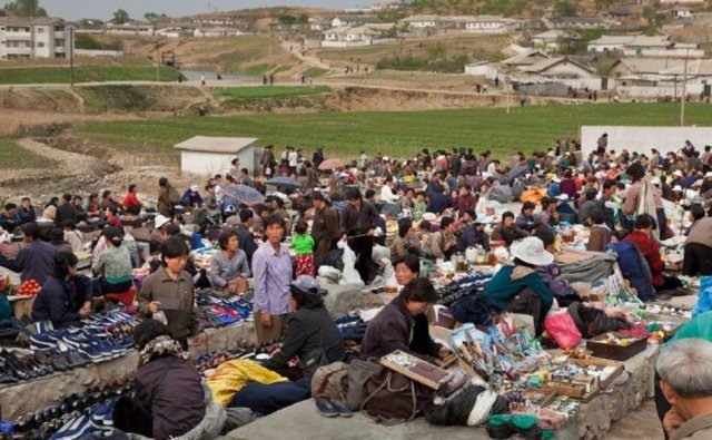 상인과 손님들로 붐비는 북한 시골의 한 장마당 모습. 사진 출처 미국의소리