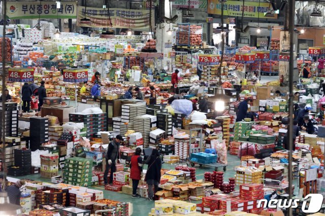 30일 오후 부산 해운대구 반여농산물시장을 찾은 시민들이 설 연휴를 앞두고 제수용 과일을 살펴보고 있다. 2019.1.30/뉴스1 © News1