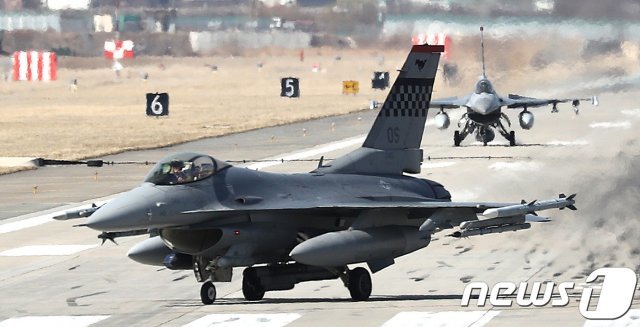경기도 평택시 오산공군기지에서 F-16 전투기들이 임무수행을 마친 후 착륙하고 있다. © News1