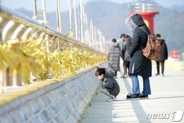 설 연휴가 본격적으로 시작된 가운데 3일 세월호 참사의 아픔을 간직한 전남 진도 팽목항에 귀성객과 추모객들의 발걸음이 이어지고 있다. 2019.2.3/뉴스1 © News1