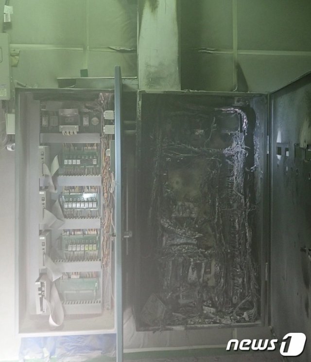 최초 발화지점으로 추정되는 지하1층 내 기계실 자동제어 판넬이 불에 탄 모습© 뉴스1(제공=대전유성소방서)