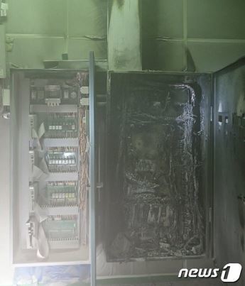 사진=최초 발화지점으로 추정되는 지하1층 내 기계실 자동제어 판넬이 불에 탄 모습(뉴스1)