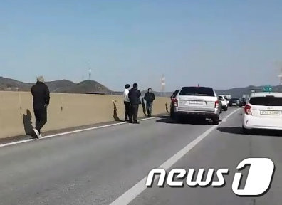 4일 낮 12시40분께 충남 서해안고속도로 서울방향 서산에서 당진으로  향하던 코란도 차량이 앞서 가던 다른 승용차를 들이받으면서 9중 추돌사고가 발생했다. (독자제공) © News1