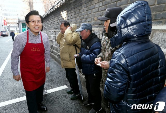 자유한국당 당권에 도전하는 황교안 전 국무총리가 4일 오전 서울 종로구 사회복지원각 무료급식소에서 대기 중인 어르신들께 인사하고 있다. 2019.2.4/뉴스1 © News1