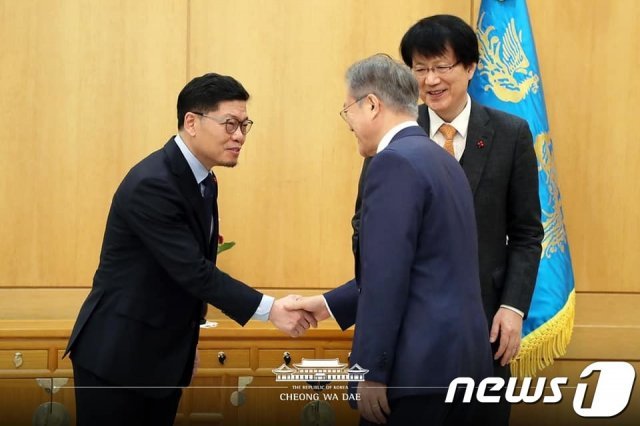 문재인 대통령이 30일 오후 청와대에서 이정동 경제과학특별보좌관과 악수하고 있다. 오른쪽은 이제민 국민경제자문회의 부의장. (청와대 페이스북) 2019.1.30/뉴스1