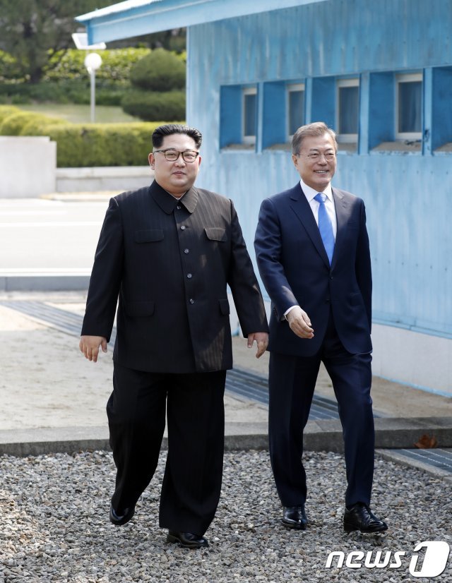 문재인 대통령과 김정은 북한 국무위원장. 2018.4.27/뉴스1 © News1 한국공동사진기자단