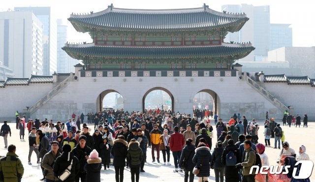 설 연휴 사흘째인 4일 오전 서울 종로구 경복궁을 찾은 관광객들이 즐거운 시간을 보내고 있다. 문화재청은 이달 6일까지 경복궁·창덕궁·덕수궁·창경궁과 종묘, 조선왕릉 등을 휴무일 없이 무료 개방한다고 밝혔다. 2019.2.4/뉴스1 © News1