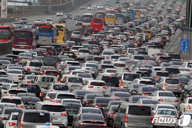 설날인 5일 오후 경기도 성남시 서울톨게이트 경부고속도로 서울방향(오른쪽)이 귀경차량으로 정체를 보이고 있다. 도로공사는 이날 하루 총 575만대의 차량이 고속도로를 이용할 것으로 예상했다. 2019.2.5/뉴스1 © News1